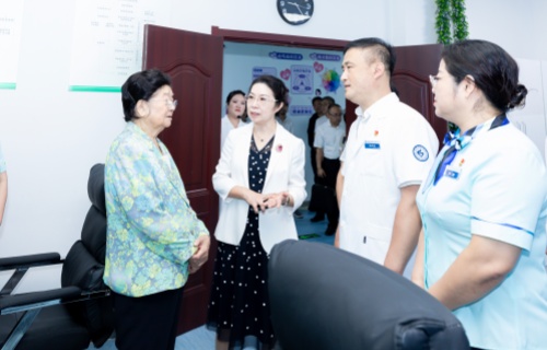 中国关工委主任顾秀莲一行到长春市第六医院实地调研